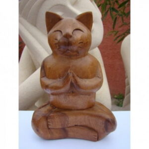 chat-zen-namaste-en-position-de-meditation-en-bois-sculpte